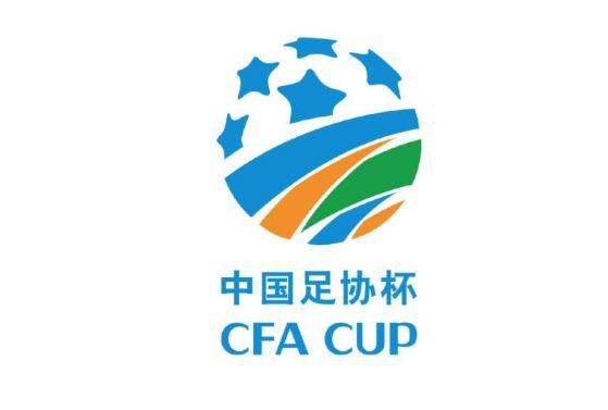 你可以看到曼城为什么会赢得三冠王的原因，因为球队中的每名球员都非常有天赋，埃德森甚至都有踢中场的能力。